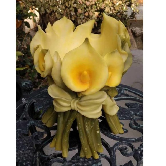 Gorgeous Bunch of Yellow Calla Lilies Flower Sculped Resin Vase/Holder - Picture 2 of 12